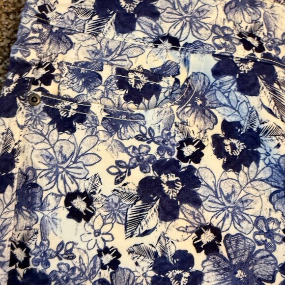 Westbound Pull On Capri Pants Size 16 Mid Rise Blue White Floral Tummy Control - Picture 13 of 16